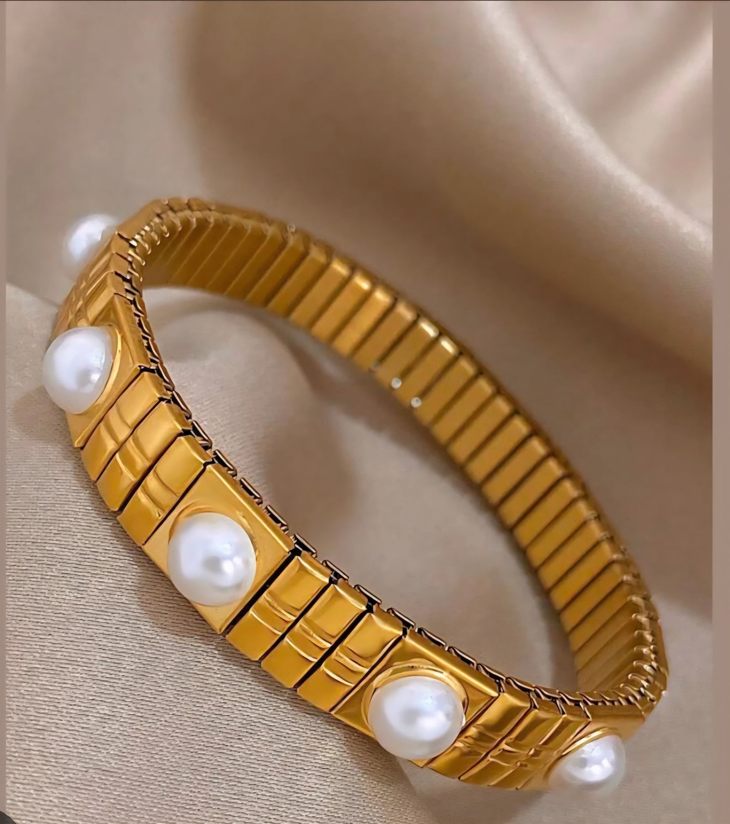 Flexible Pearl Bracelet