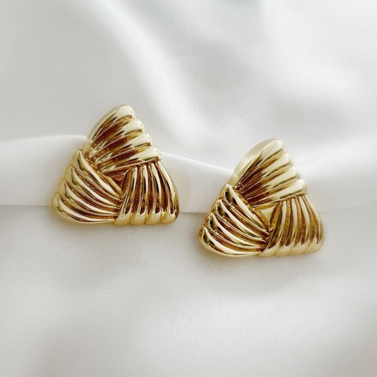 TRIANGLE EARRING