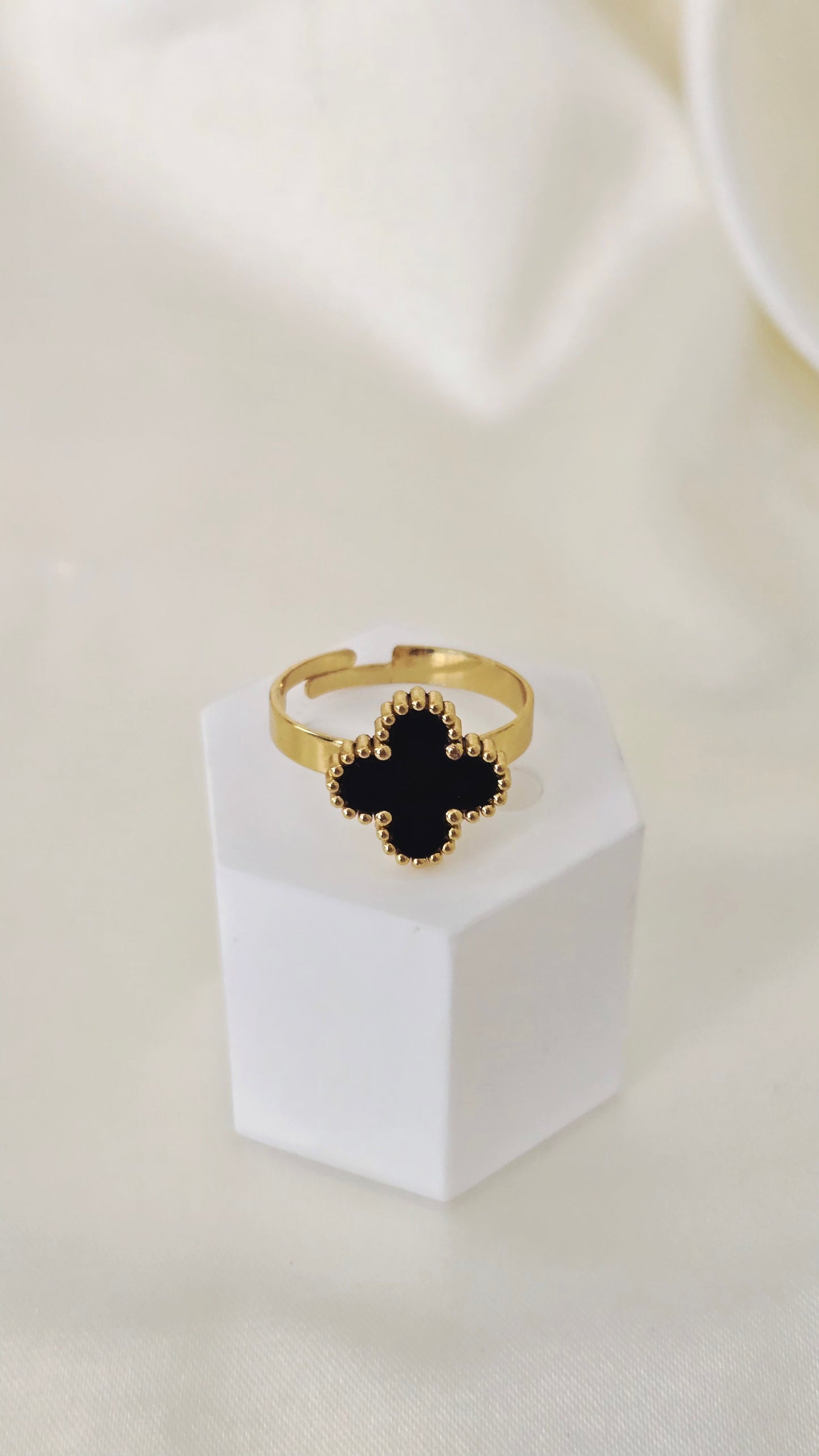 Clover Ring