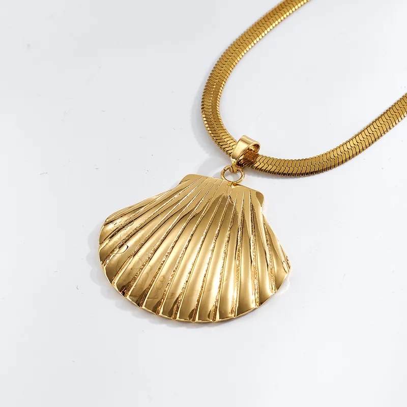 GOLDEN CONCH NECKLACE